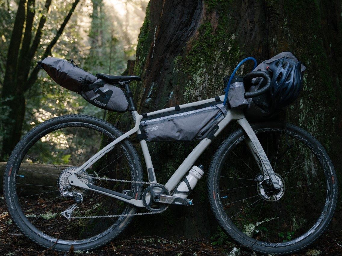 Camelbak entra por primera vez en el mundo del bikepacking 