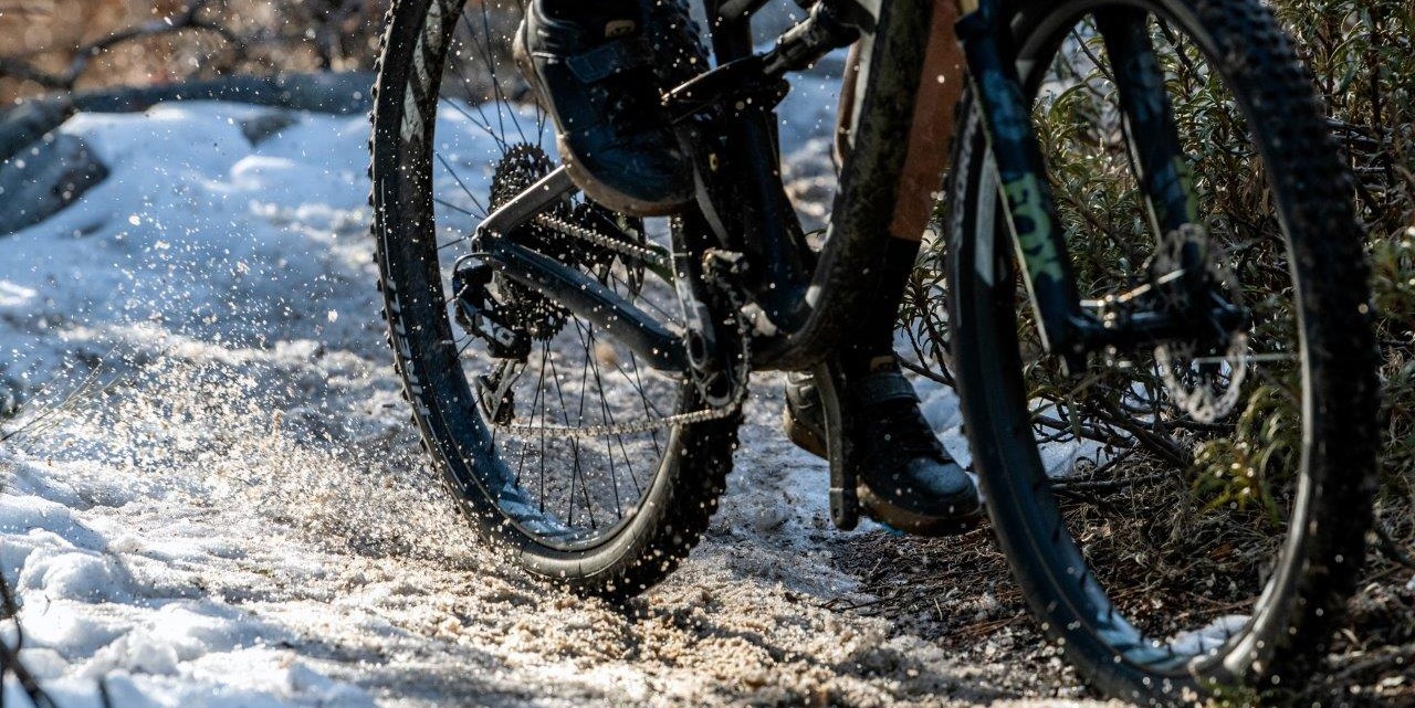 Consejos para mantener óptimos los neumáticos de la bicicleta durante el invierno 